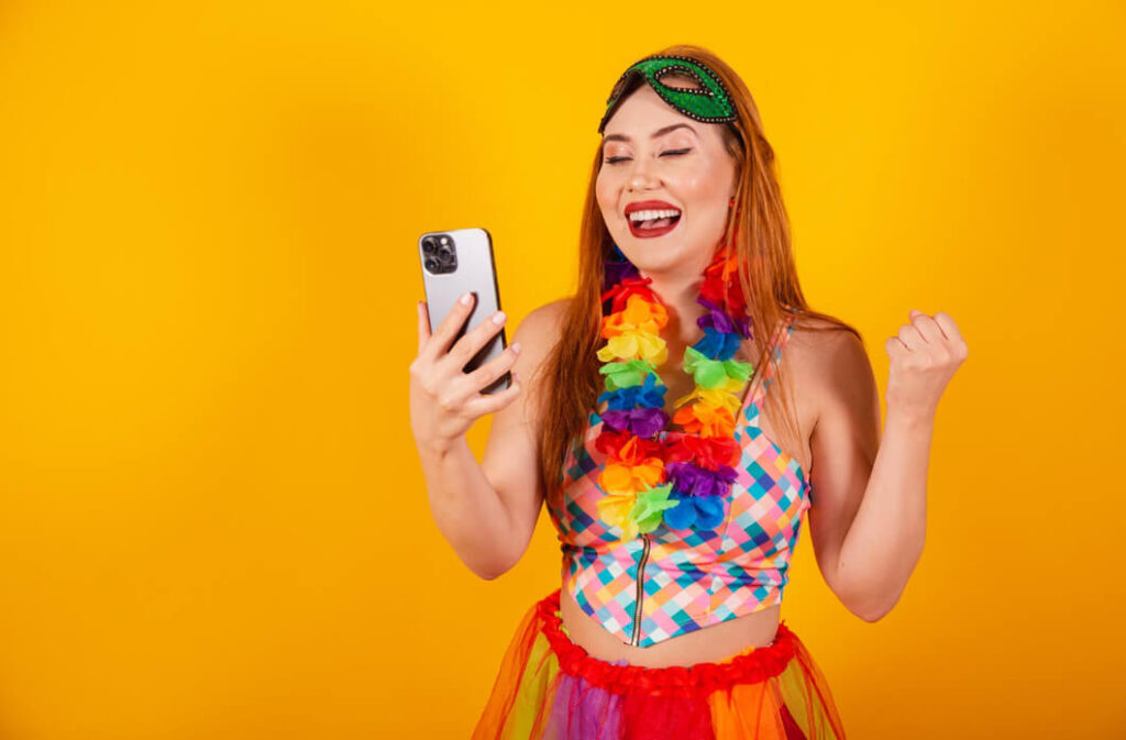 mulher-empolgada-com-smartphone-fantasiada-para-realizar-compras-no-carnaval